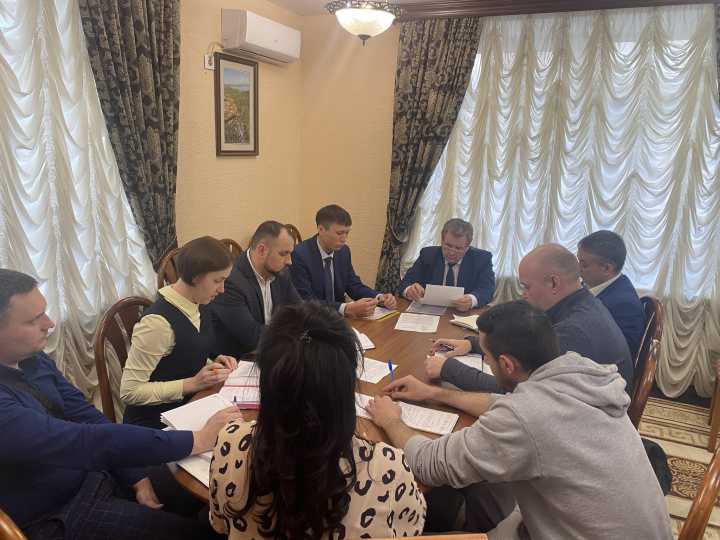 Заместитель Главы Хакасии Юрий Курлаев провёл рабочее совещание по вопросам обращения с ТКО во второй территориальной зоне.